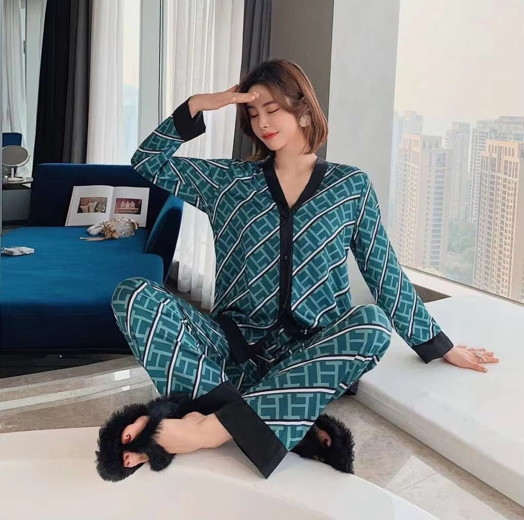 Luxury V Neck Design Cross Letter Print Pajamas Set Sleepwear