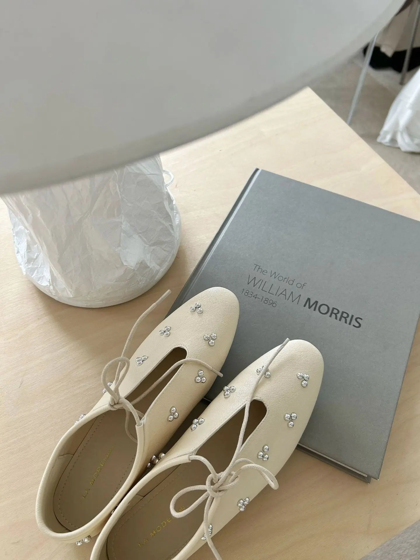 Metal Rivet Decoration Shallow Mouth Ballet Flats High Quality Soft Bottom Lacing Flat Shoes Casual Comfy Shoes