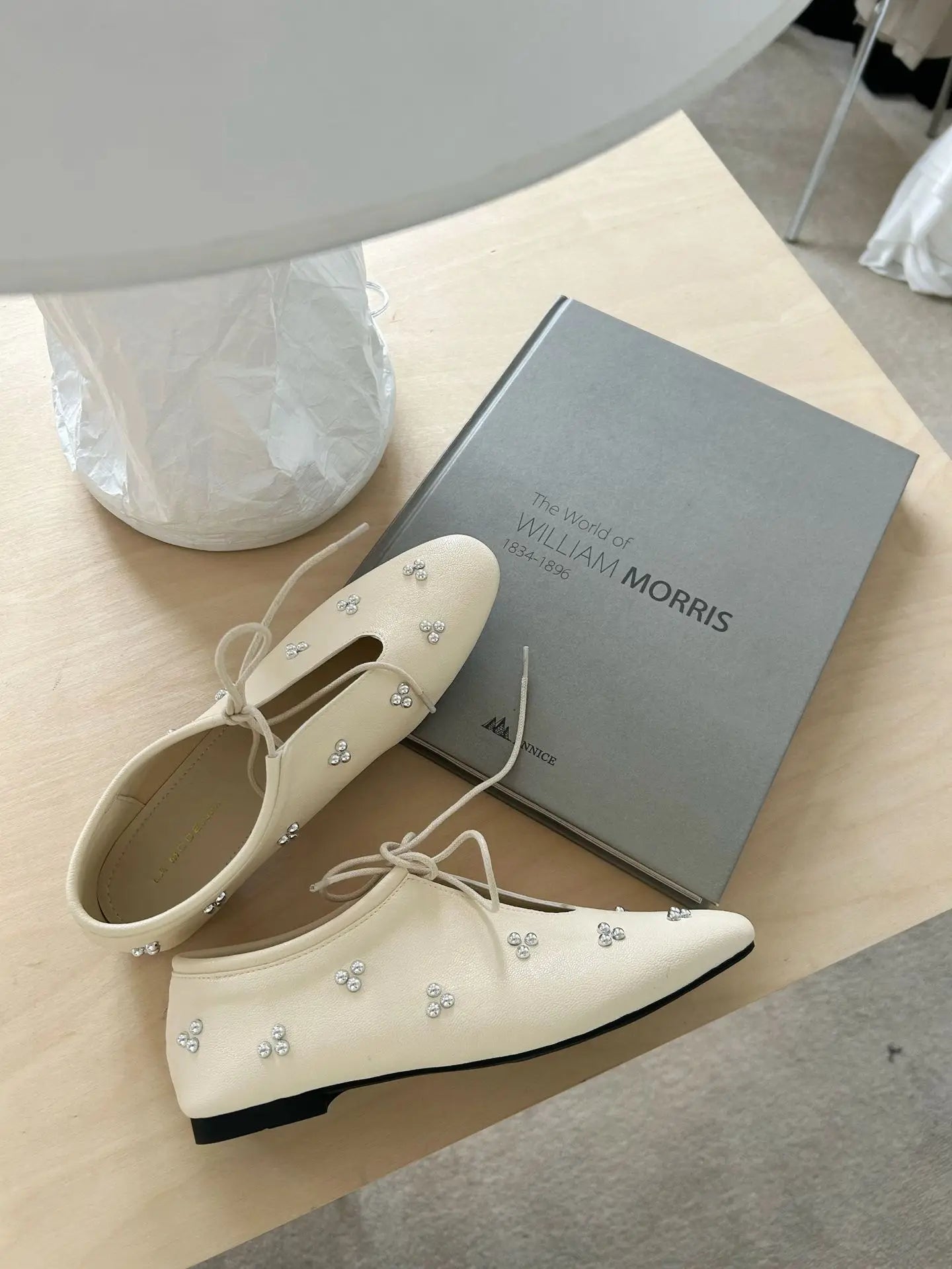 Metal Rivet Decoration Shallow Mouth Ballet Flats High Quality Soft Bottom Lacing Flat Shoes Casual Comfy Shoes